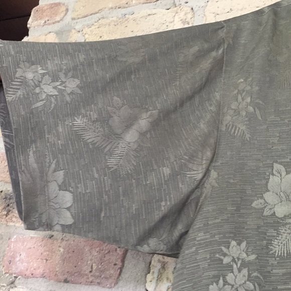 Tommy Bahama Perfect condition 100% silk - Picture 4 of 8